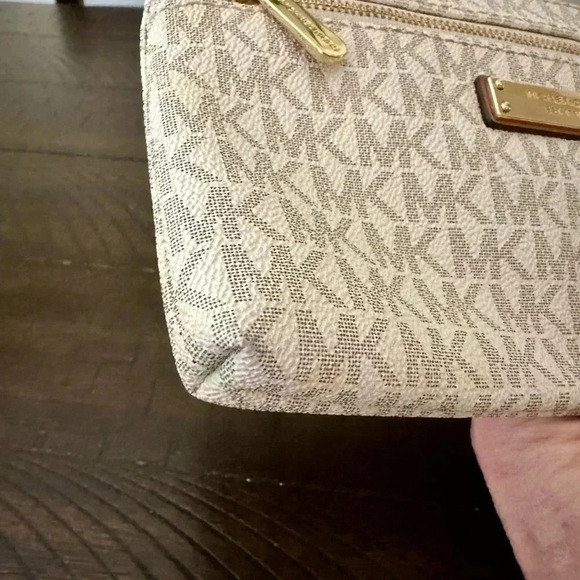 Michael Kors Small Handbag/Wristlet - Picture 11 of 11